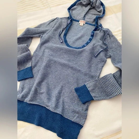 💯%Cotton, Soft, Lightweight and Comfy! Blue Striped, Hooded, Scoopneck Sweater - Picture 2 of 12